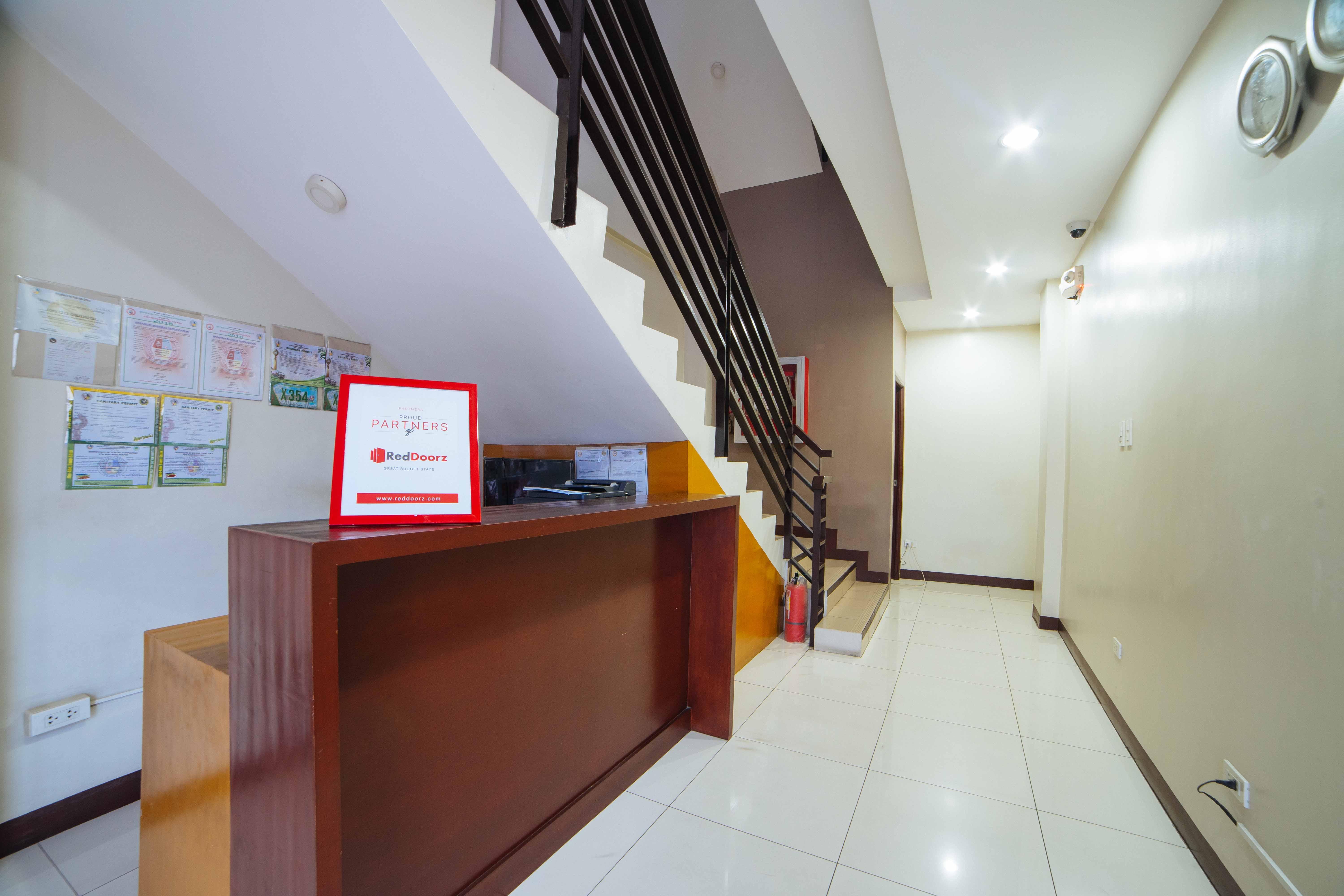 Reddoorz Near Angeles University Foundation Exterior foto